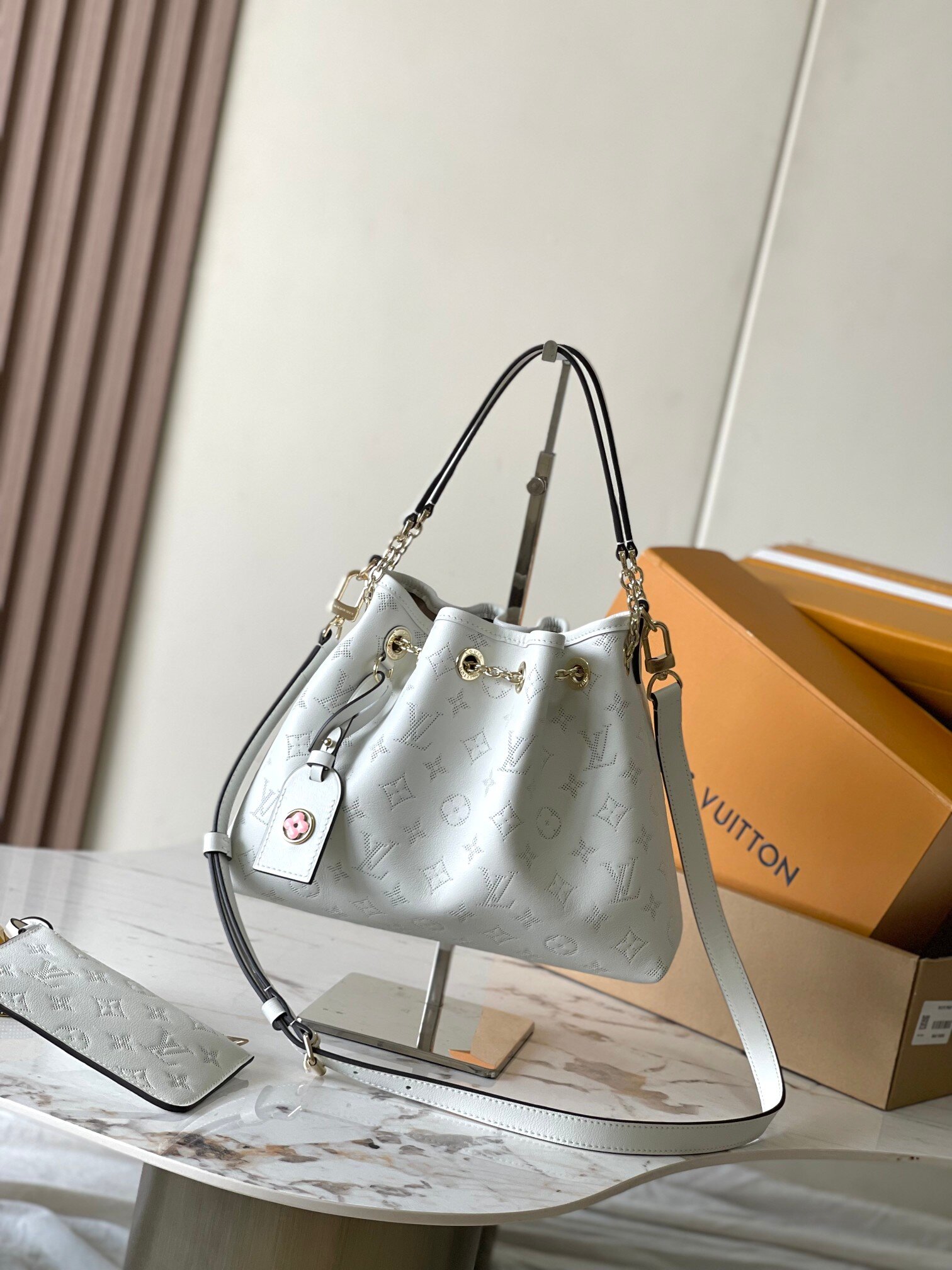 LV M11283 white